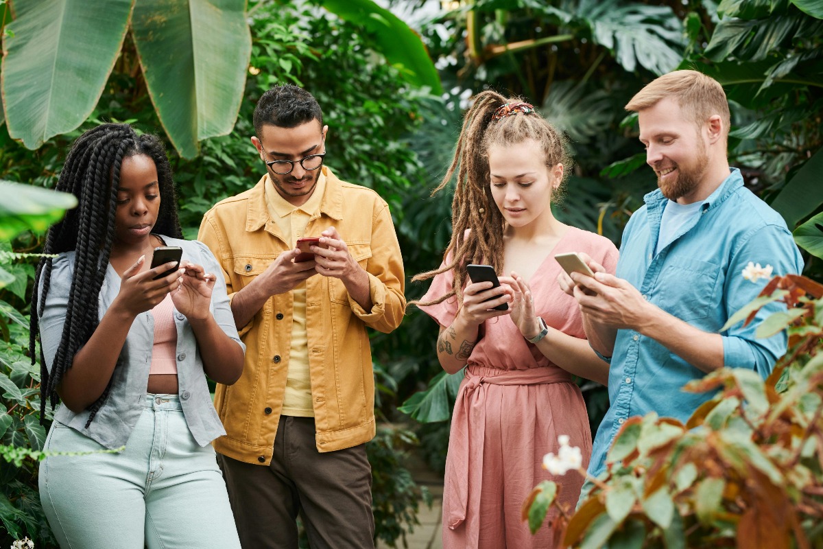Living in a Social Media World as an Alumnus